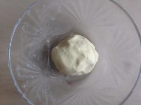 再逐少量添加水，和成光滑的面团