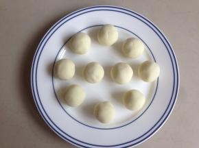 分成10份，搓成汤圆。也可以包入馅料。未食用的汤圆可以先放入冰箱冷冻保存