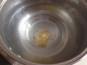 锅里加水加黄冰糖