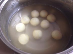 水煮沸后放入汤圆，煮至浮起1、2分钟，如果有馅料的话要煮长一点时间