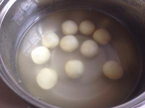 水煮沸后放入汤圆，煮至浮起1、2分钟，如果有馅料的话要煮长一点时间