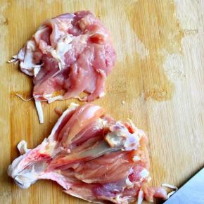 1、鸡腿洗净剔除骨头