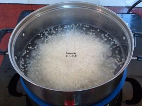 放入西米煮到透明状；