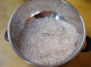 西米捞出，用不锈钢漏盆，冲冷水至一粒粒分明不粘；