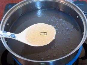 洗净锅，清水再次煮沸，放白砂糖、西米下锅，再次煮沸；