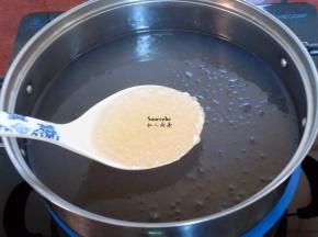 洗净锅，清水再次煮沸，放白砂糖、西米下锅，再次煮沸；