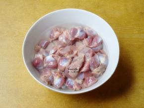 鸡胗洗净，用盐再洗净，清水浸泡3分钟；