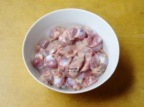 鸡胗洗净，用盐再洗净，清水浸泡3分钟；