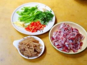 鸡胗捞出沥干水，切片；酸笋切丝、红辣椒、青辣椒、香菜、生姜等全部切好待用；