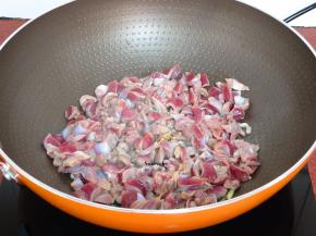 热锅倒油，爆炒鸡胗，放生姜、料酒、酱油一起爆炒至熟起锅；