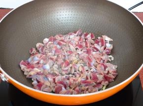 热锅倒油，爆炒鸡胗，放生姜、料酒、酱油一起爆炒至熟起锅；