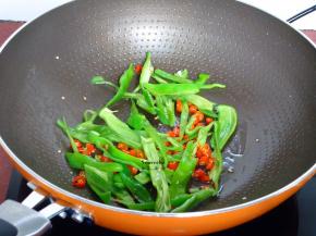 爆炒辣椒八成熟；
