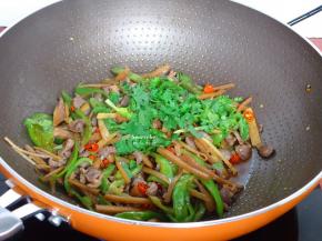 放盐、香菜炒均即可