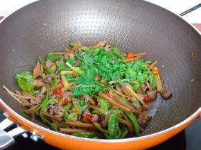 放盐、香菜炒均即可