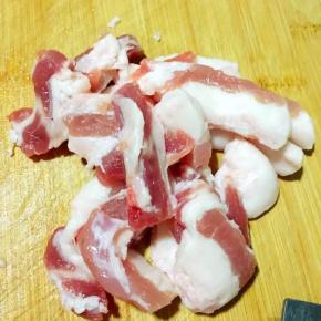 1、五花肉洗净切片