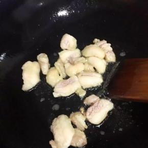 3、锅中加油倒入五花肉翻炒至表面金黄