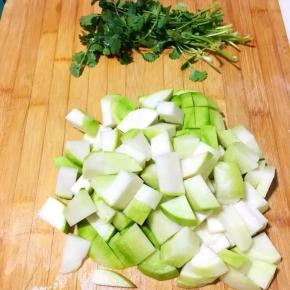 2、萝卜洗净去皮切成小块，香菜去根洗净切段，葱切葱花