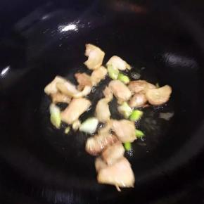 4、倒入葱花爆香