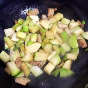 6、加入五香粉，黄酱，酱油拌匀