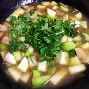 7、加水和香菜段盖锅盖焖一会，期间翻拌一下