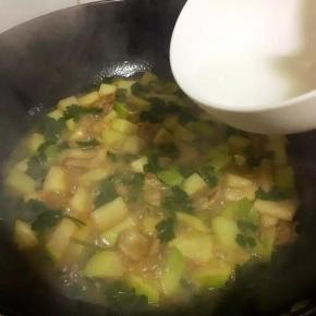 9、倒入锅中勾芡，拌匀烧至汤汁浓稠，加盐调味即可