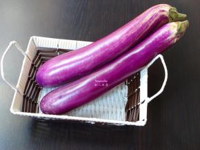 准备好二个大的紫茄子；PS：选择的茄子要大个嫩的。