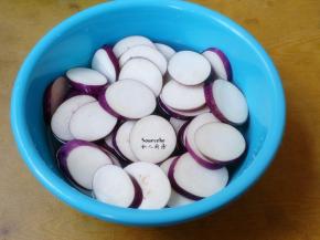 茄子洗净，切厚片，清水浸泡3分钟；