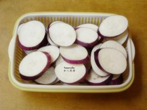 捞出沥干水，放一点盐拌均；