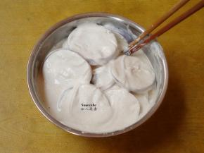 加入茄片，均匀裹上面湖；