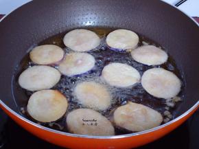 热锅，倒油，油温200度左右，放入切片；