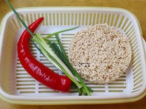 准备食材：鸡蛋面、红辣椒、香葱