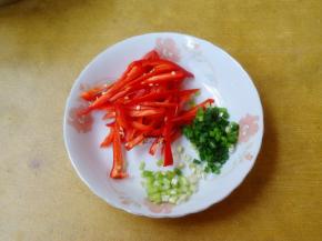 把红辣椒、香葱洗净切好；