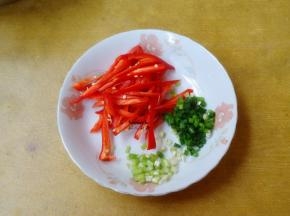把红辣椒、香葱洗净切好；
