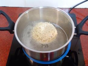 清水煮沸，放面煮六成熟，捞出，沥干水；