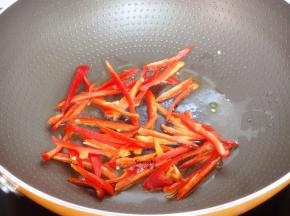 热锅，倒油，爆炒红辣椒八成熟；