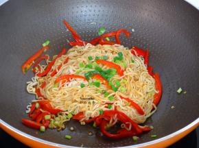 放盐、生抽，香葱炒均即可；