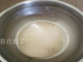 揉合好的面团，用保鲜膜或者可以密封的盖子盖好、放温暖处发酵