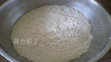 面粉酵母粉放在一起拌均匀、加温水和面拌到无干粉在揉合