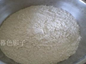 面粉酵母粉放在一起拌均匀、加温水和面拌到无干粉在揉合