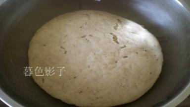 隔热水发酵比较快些、冬季大约60分钟左右、春秋季节大约40分钟左右、发酵好的面团