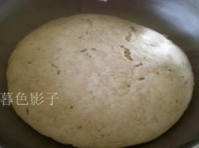 隔热水发酵比较快些、冬季大约60分钟左右、春秋季节大约40分钟左右、发酵好的面团