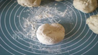 分成大小一致的面剂子、撒干粉，揉馒头