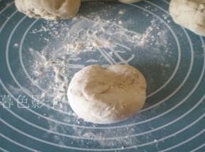分成大小一致的面剂子、撒干粉，揉馒头