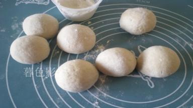 一个馒头大概要揉40多次、揉的时间长馒头蒸熟更劲道