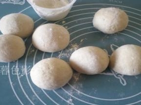 一个馒头大概要揉40多次、揉的时间长馒头蒸熟更劲道