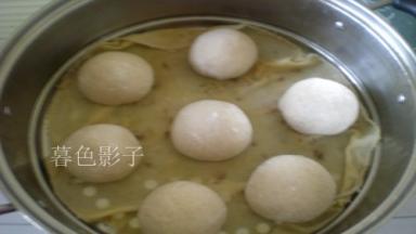 摆到笼屉里盖上锅盖、二次发酵、大火蒸20分钟即可