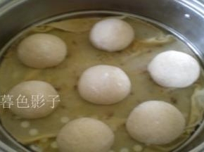 摆到笼屉里盖上锅盖、二次发酵、大火蒸20分钟即可