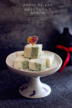 倒在原味小方上面，放凉后放入冰箱冷藏4小时以上再食用。