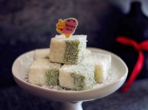 倒在原味小方上面，放凉后放入冰箱冷藏4小时以上再食用。