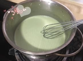 另一份牛奶奶油液+抹茶粉倒入锅里，边小火加热边搅拌；